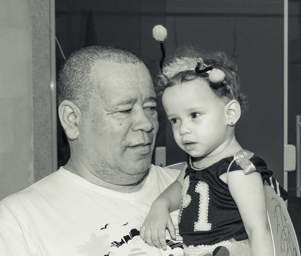 Déborah ao lado do vovô pelo fotógrafo Douglas Maia