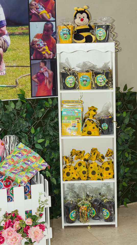Armário com lembrancinhas Tema Abelhinha pelo fotógrafo Douglas Maia