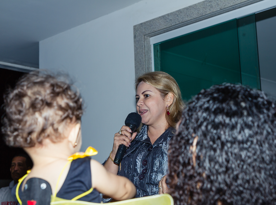 Pastora Kênia falando pelo fotógrafo Douglas Maia