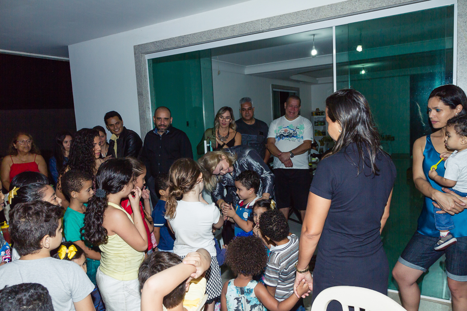 Daniel orando pelo fotógrafo Douglas Maia