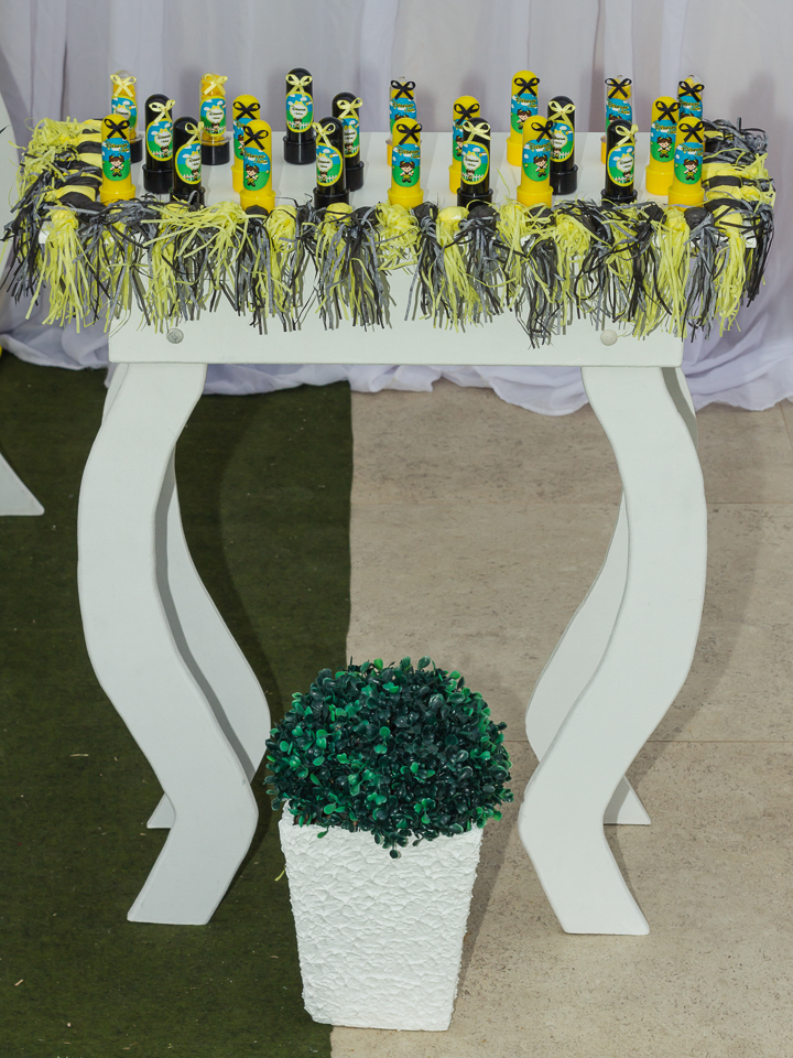 Mesa com tubetes e bala delícia pelo fotógrafo Douglas Maia