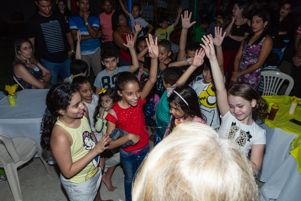 Crianças no aniversário pelo fotógrafo Douglas Maia