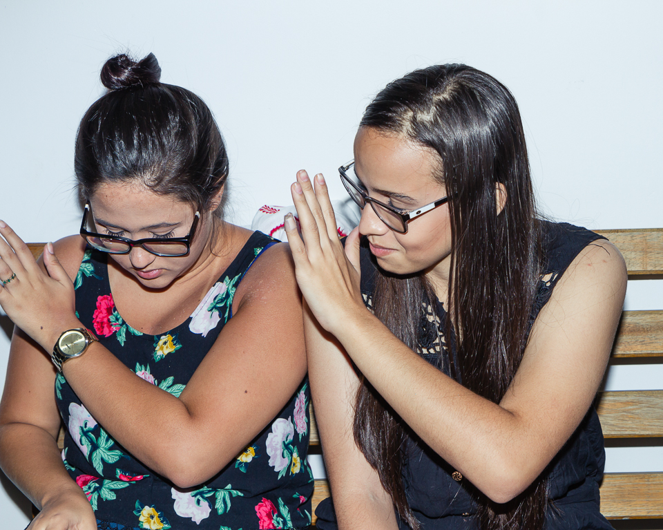 Meninas com as mãos estendidas pelo fotógrafo Douglas Maia