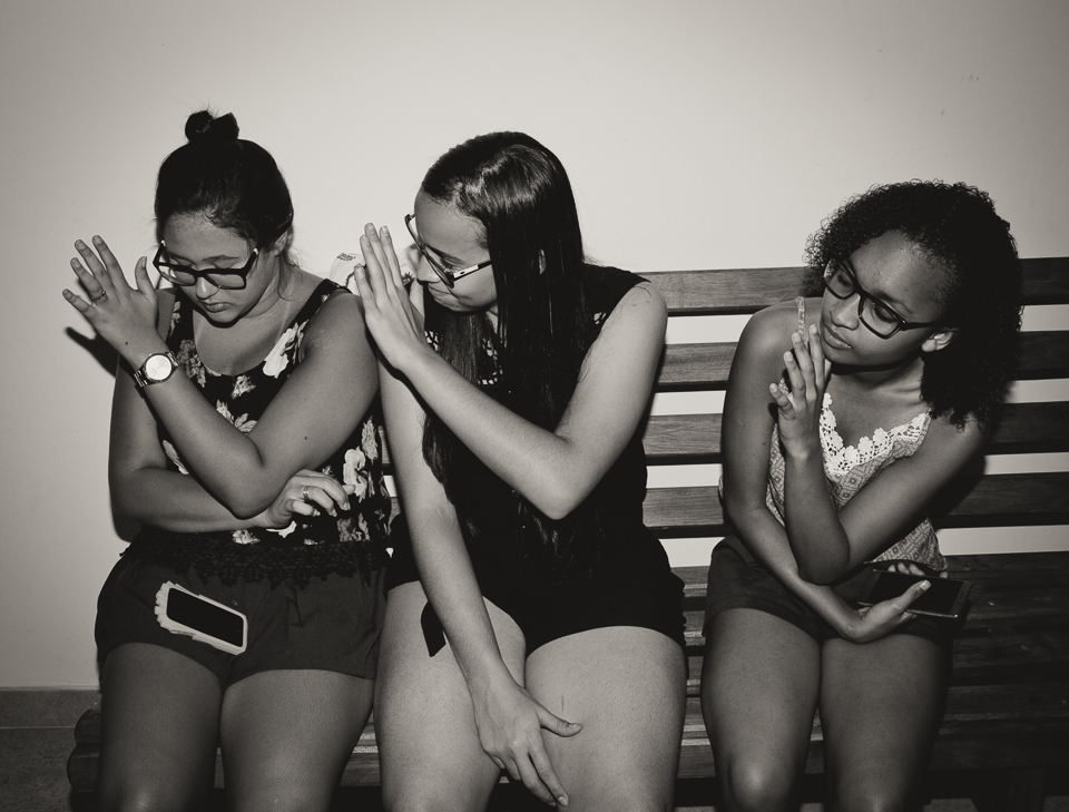Garotas com as mãos estendidas pelo fotógrafo Douglas Maia