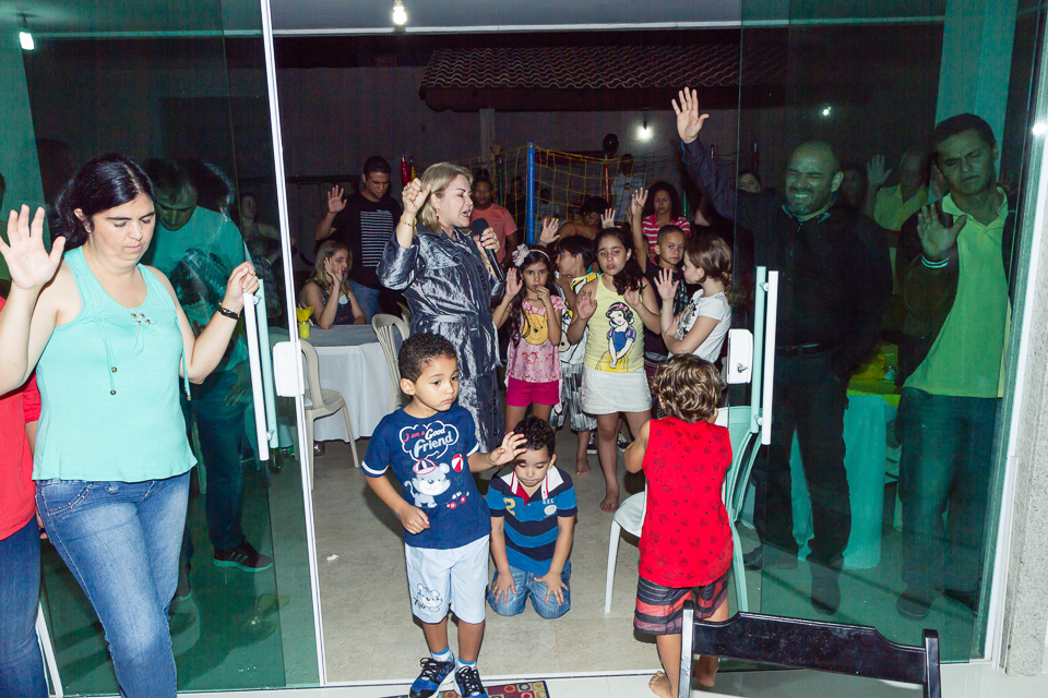 Pastora Kênia orando pela Déborah pelo fotógrafo Douglas Maia