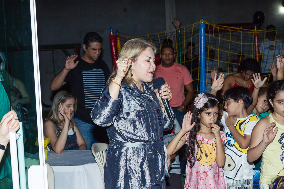 Pastora orando pelo fotógrafo Douglas Maia