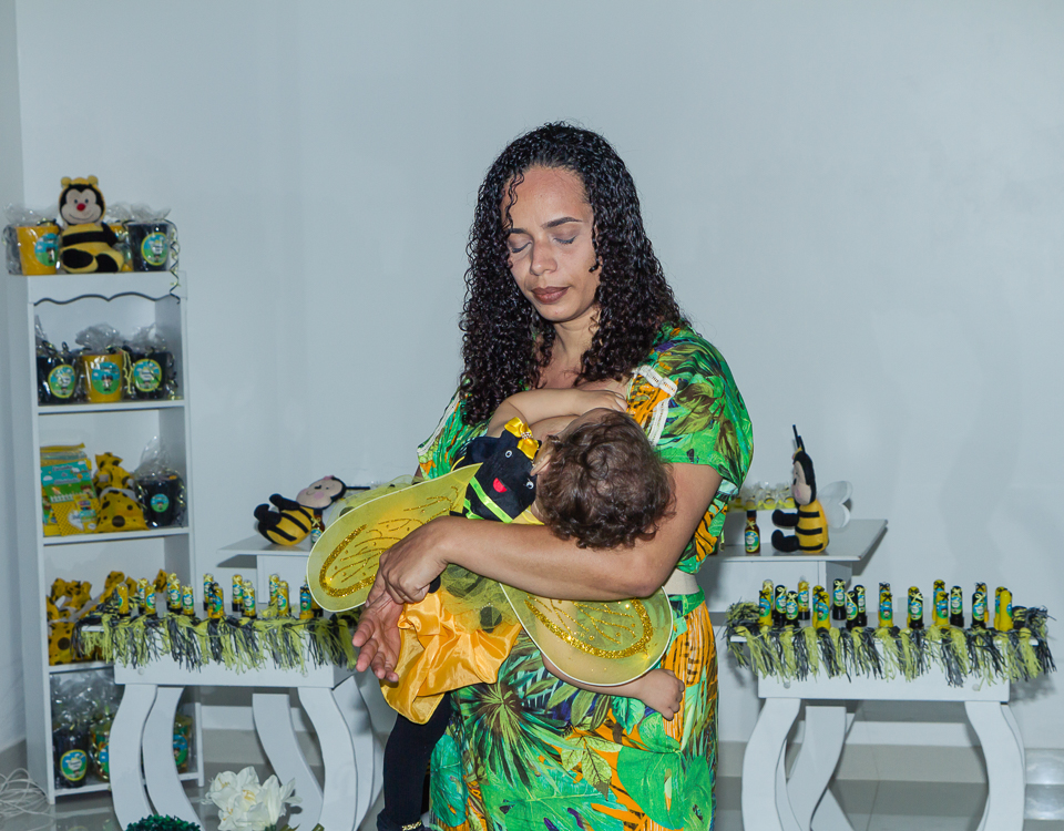 Mãe carregando Déborah pelo fotógrafo Douglas Maia