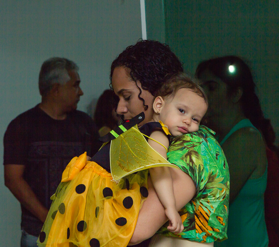 Déborah no colinho da mamãe pelo fotógrafo Douglas Maia