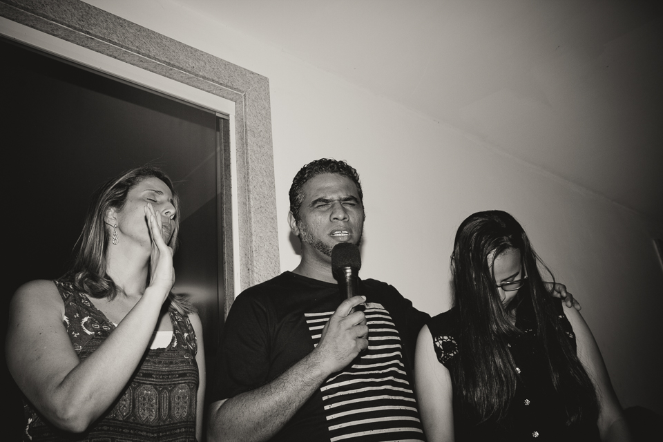 Pastor orando pelo fotógrafo Douglas Maia