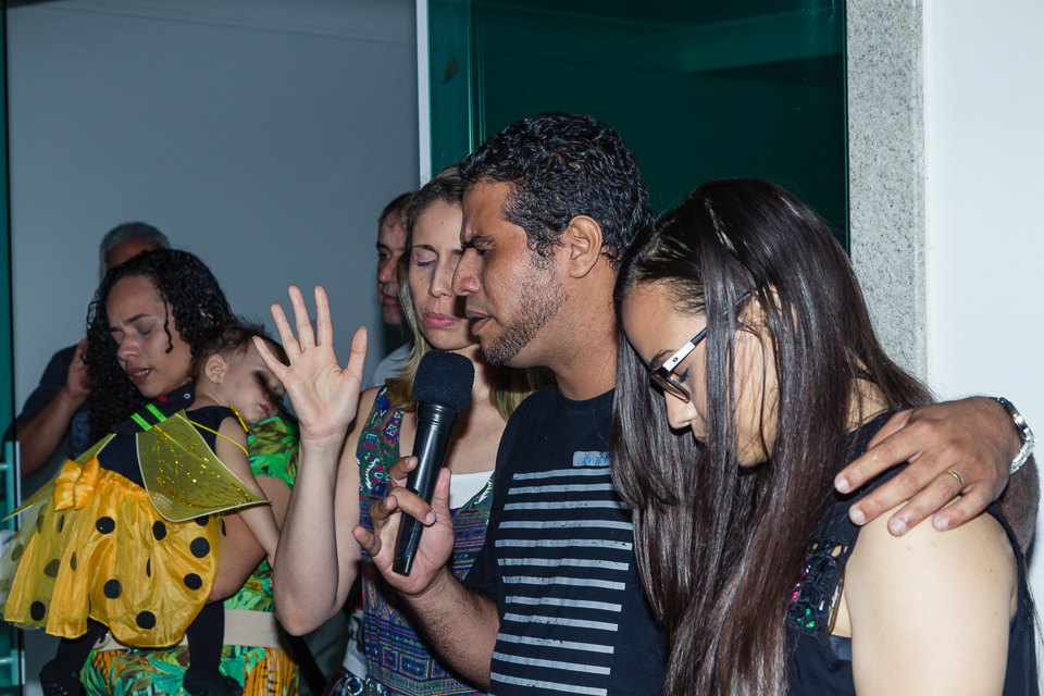 Pastores orando pelo fotógrafo Douglas Maia