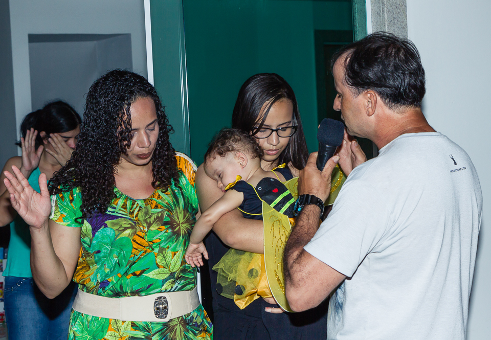 Pai orando por sua família pelo fotógrafo Douglas Maia