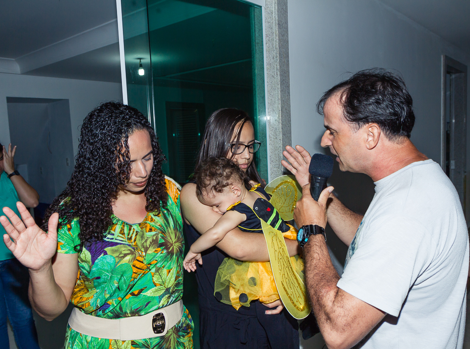 Pai ora por sua família pelo fotógrafo Douglas Maia