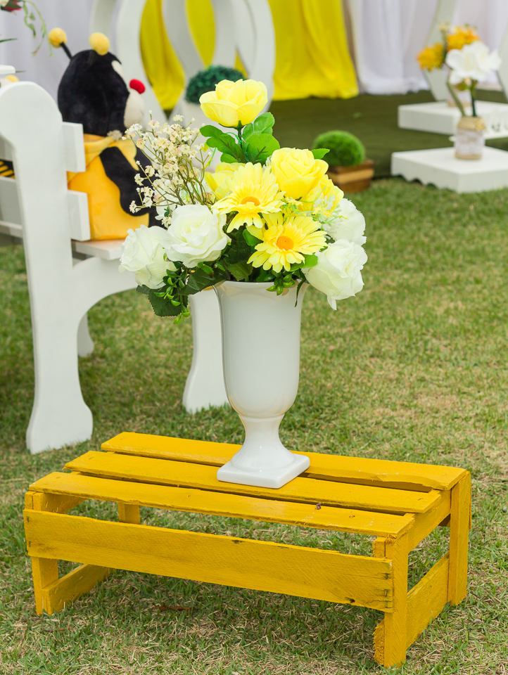 Flores brancas e amarelas Decoração Tema Abelhinha pelo fotógrafo Douglas Maia