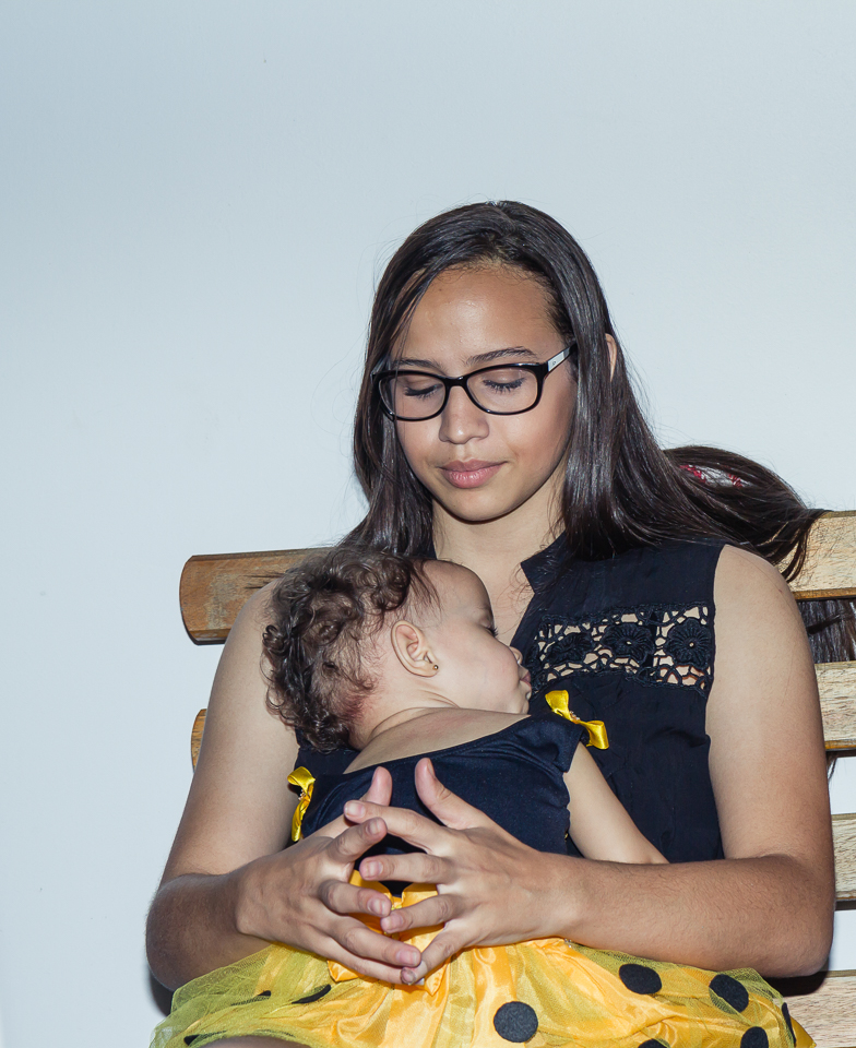 Déborah no colo da irmã pelo fotógrafo Douglas Maia