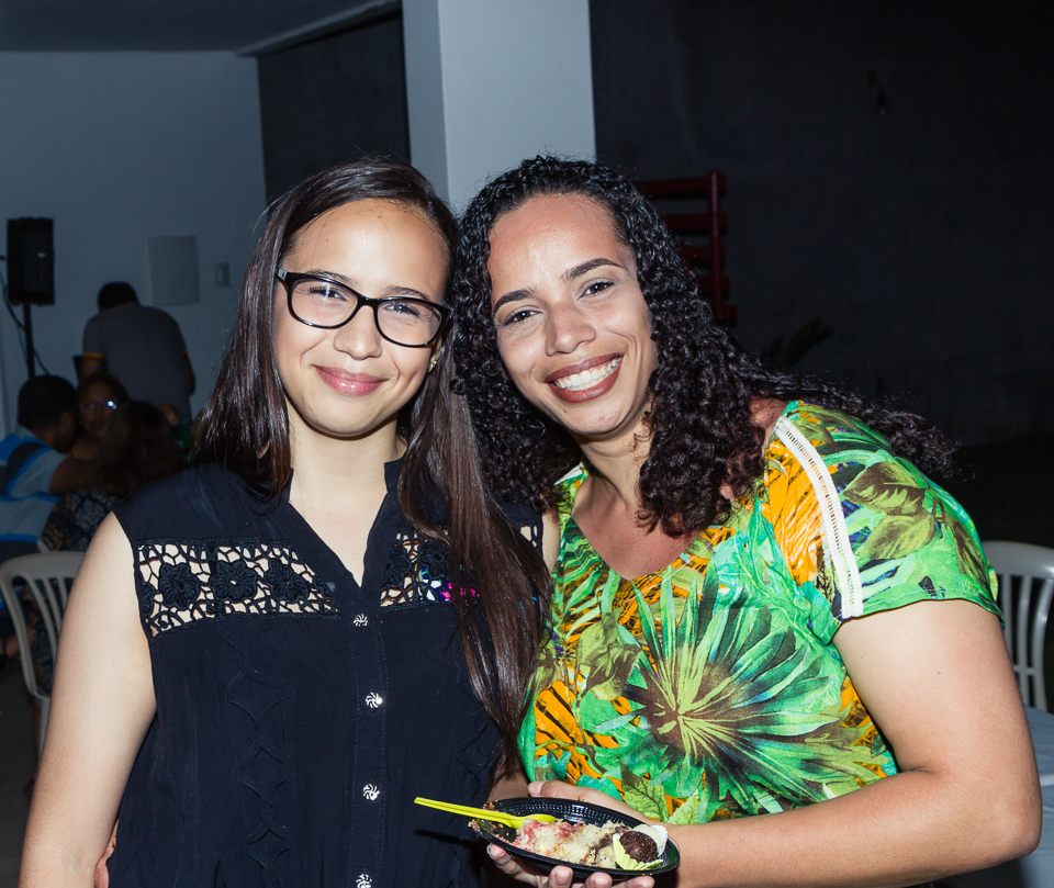 Mãe e filha muito felizes pelo fotógrafo Douglas Maia
