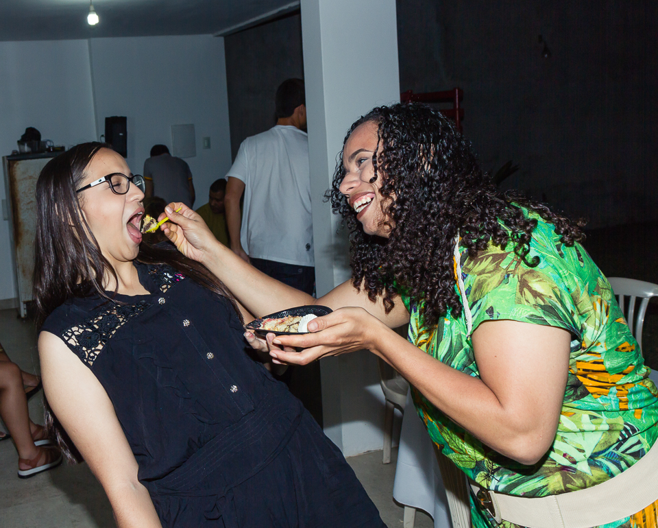 Mãe brincando com a filha pelo fotógrafo Douglas Maia