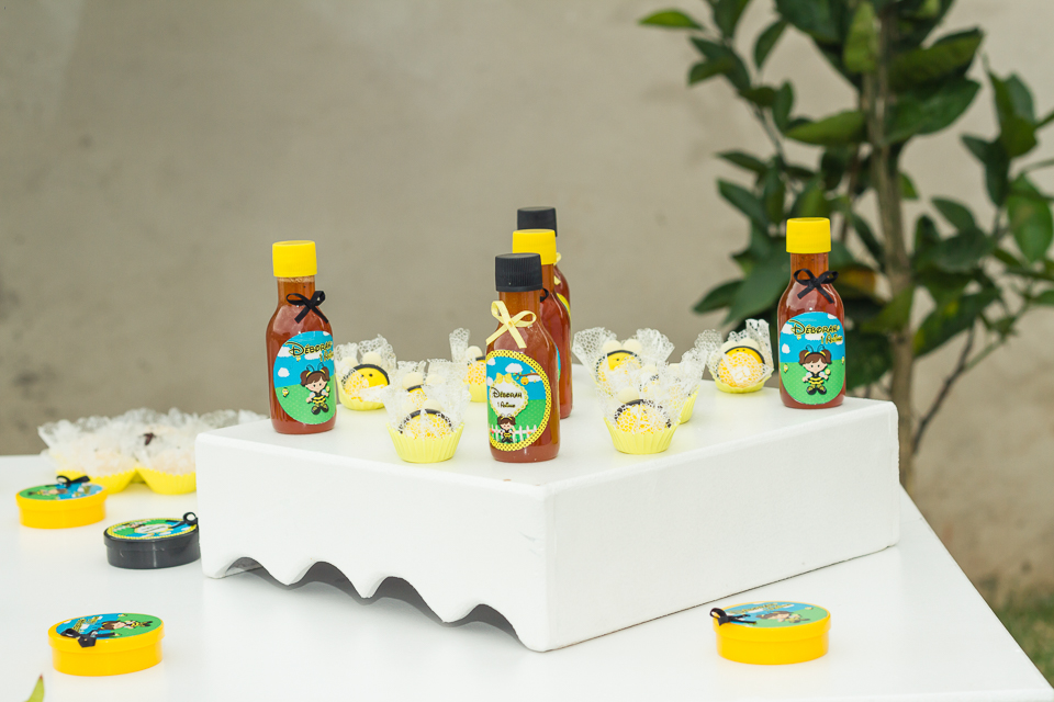 Garrafinha e doces personalizados Tema Abelhinha pelo fotógrafo Douglas Maia