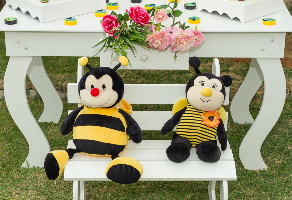 Abelhas de pelúcia Decoração Tema Abelhinha pelo fotógrafo Douglas Maia