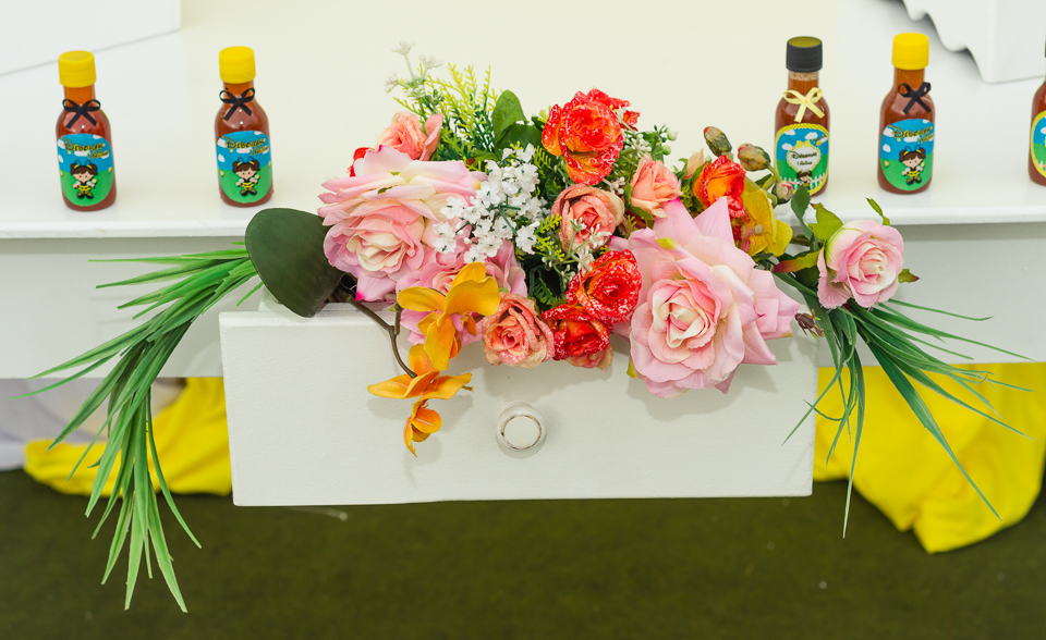 Flores na gaveta Tema Abelhinha pelo fotógrafo Douglas Maia