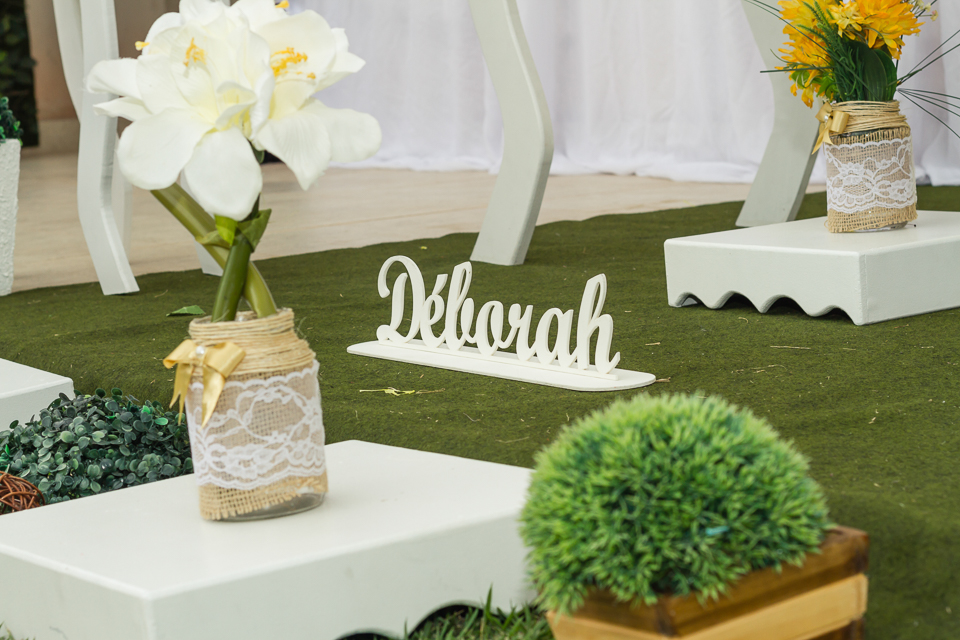 Decoração com flores e nome Déborah pelo fotógrafo Douglas Maia