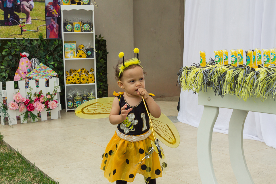 Deborah com abelhinha pelo fotógrafo Douglas Maia