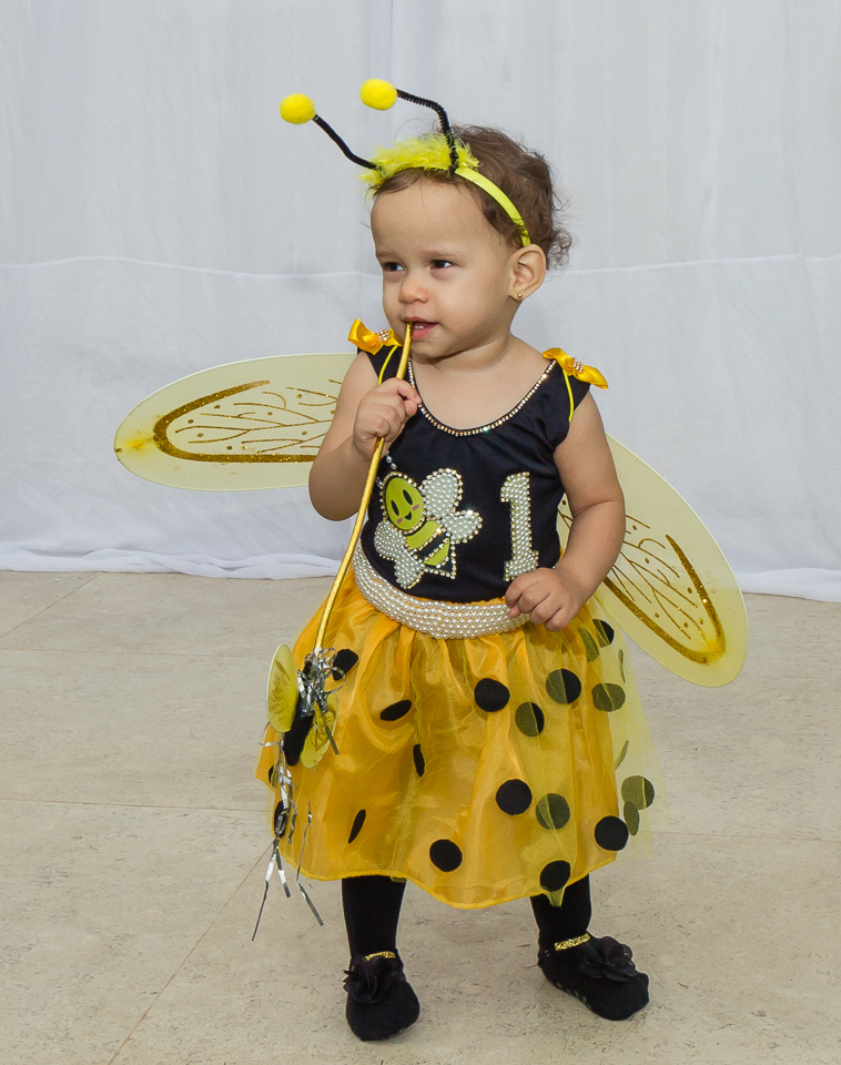 Deborah vestida de abelhinha pelo fotógrafo Douglas Maia