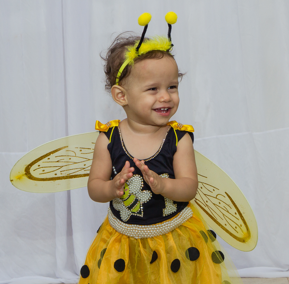 Deborah sorrindo pelo fotógrafo Douglas Maia