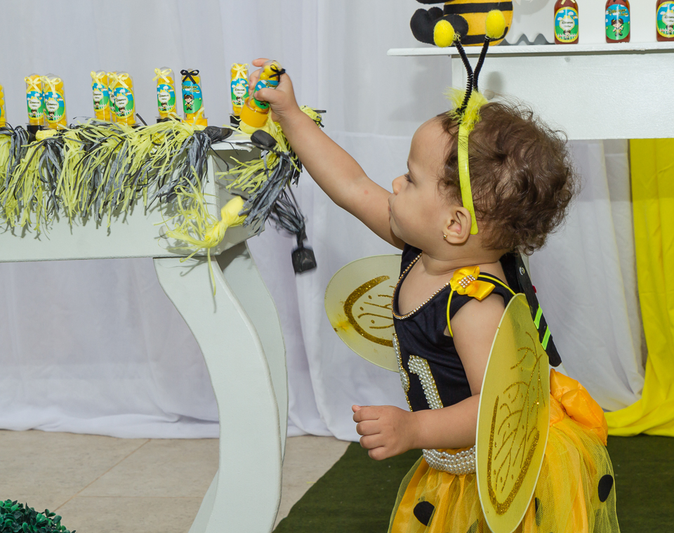 Déborah pegando docinho pelo fotógrafo Douglas Maia