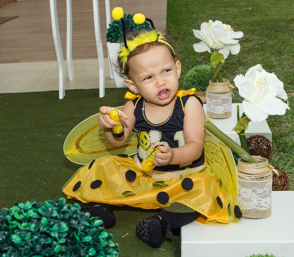 Deborah com tubetes na mão pelo fotógrafo Douglas Maia