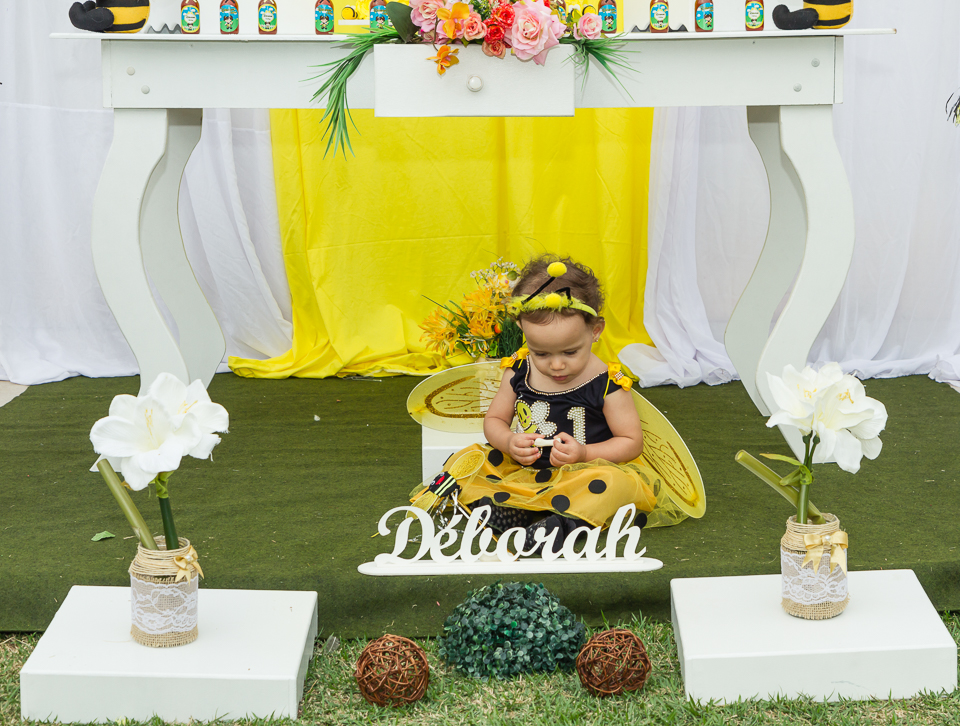 Déborah sentada no chão pelo fotógrafo Douglas Maia