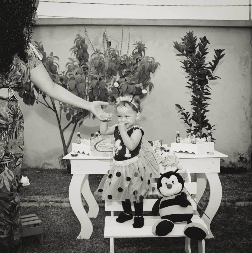 Segurando a mão da mamãe pelo fotógrafo Douglas Maia