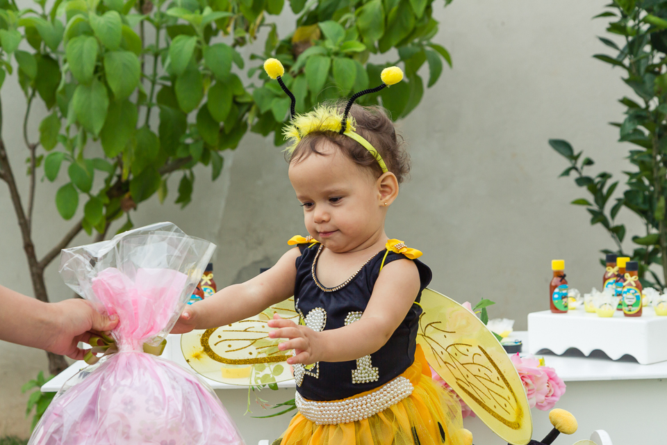 Deborah com presente pelo fotógrafo Douglas Maia