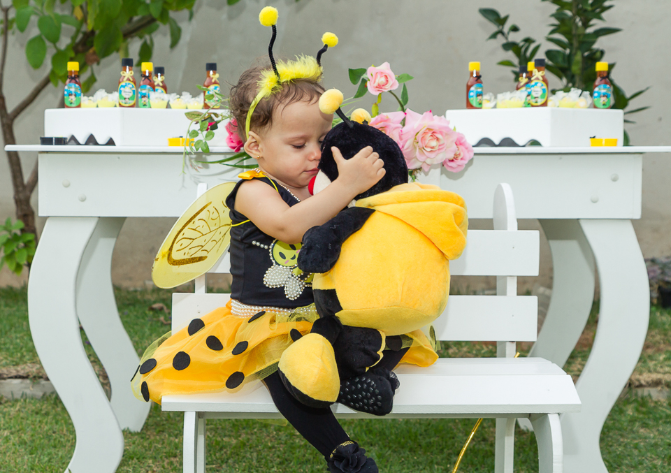 Deborah segurando abelhinha pelo fotógrafo Douglas Maia