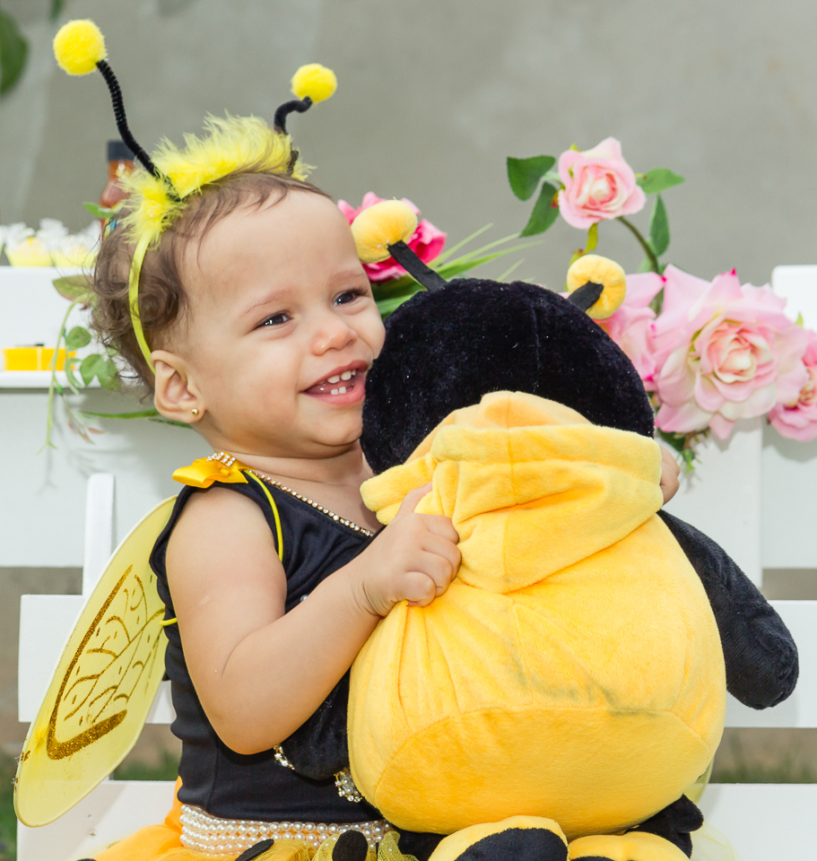 Deborah feliz com abelhinha pelo fotógrafo Douglas Maia