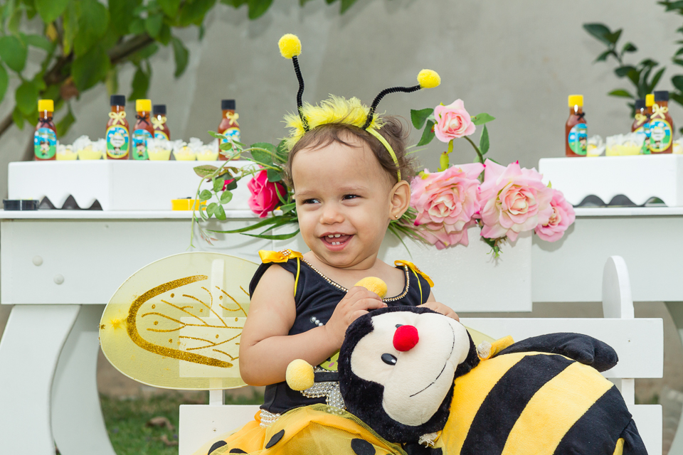 Deborah ao lado de abelhinha pelo fotógrafo Douglas Maia