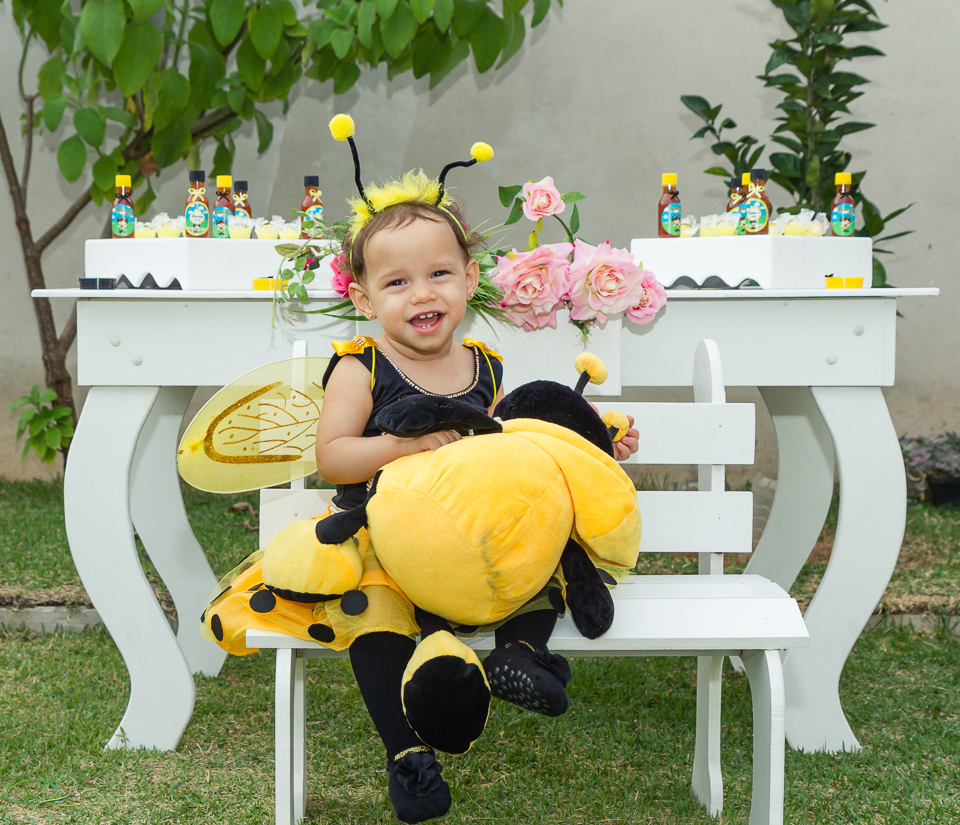 Déborah alegre com abelhinha pelo fotógrafo Douglas Maia