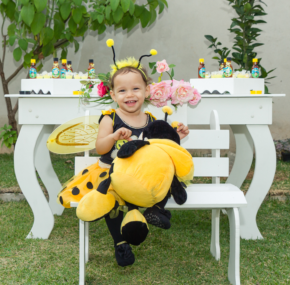 Deborah sentada no banquinho pelo fotógrafo Douglas Maia