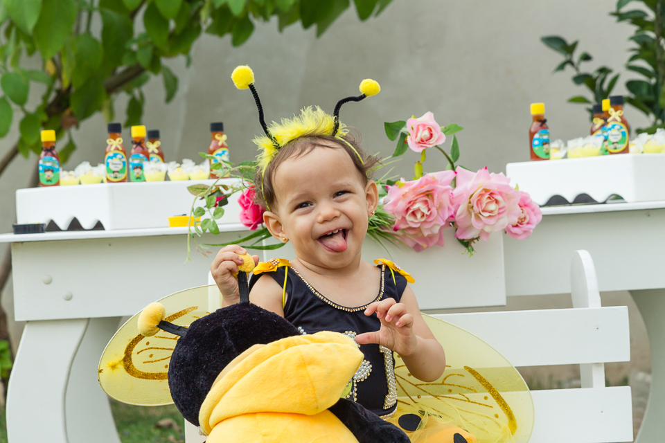 Deborah com língua para fora pelo fotógrafo Douglas Maia