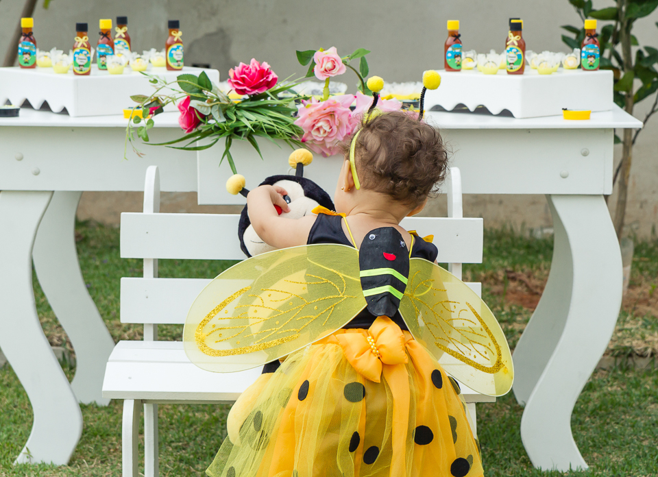 Deborah brincando com a abelhinha pelo fotógrafo Douglas Maia
