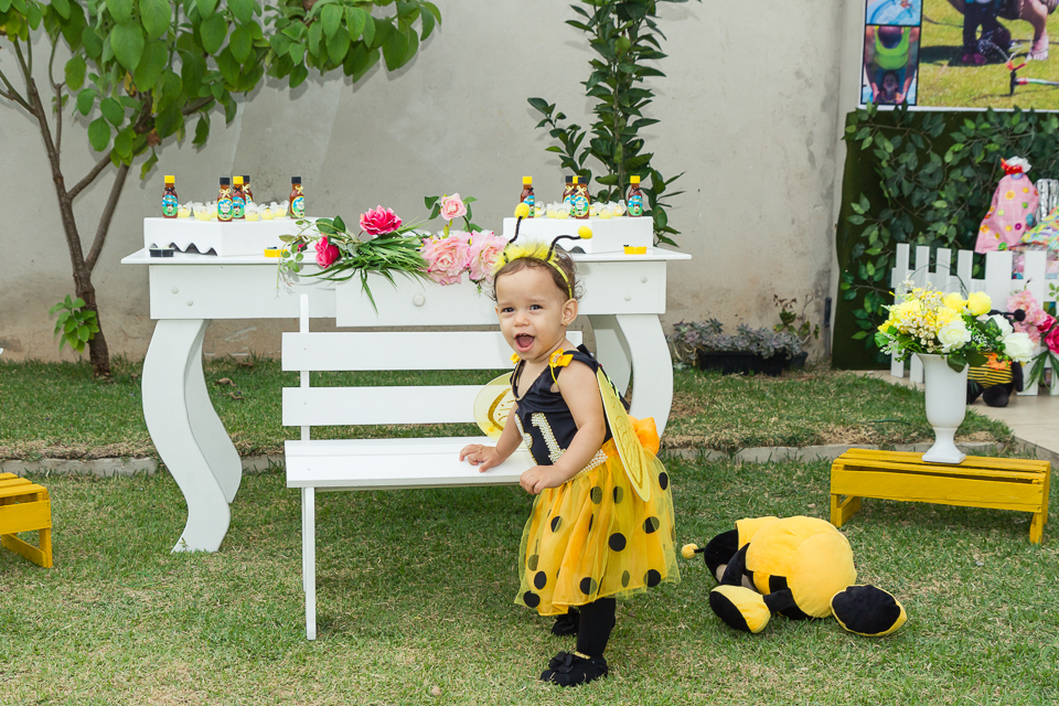 Deborah ao lado de banquinho pelo fotógrafo Douglas Maia