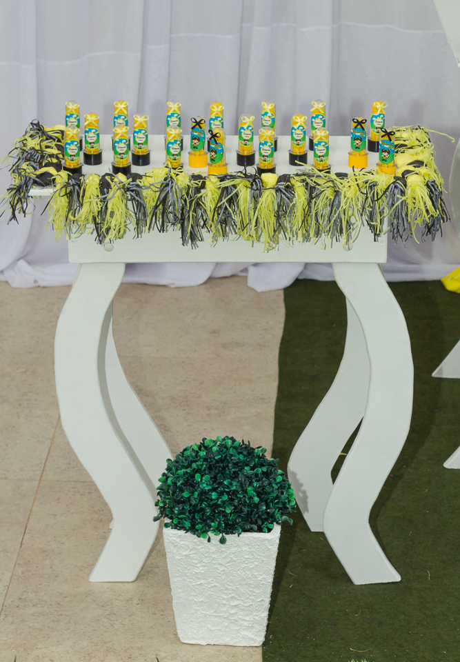 Mesa com bala delícia Tema Abelhinha pelo fotógrafo Douglas Maia