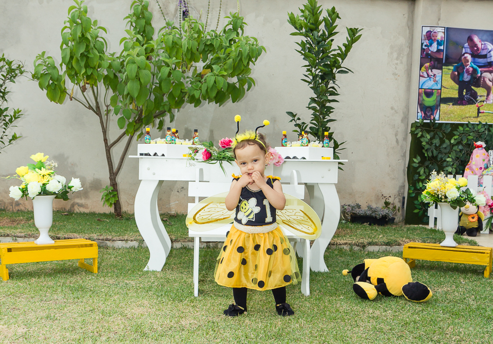 Deborah com a mão no rostinho pelo fotógrafo Douglas Maia