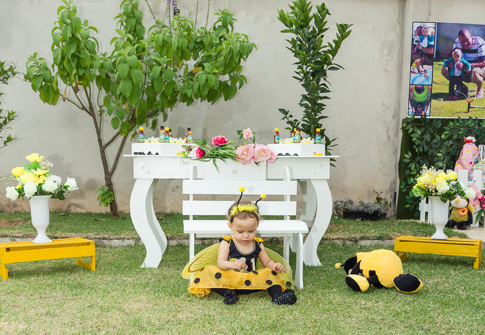 Deborah sentada no gramado pelo fotógrafo Douglas Maia