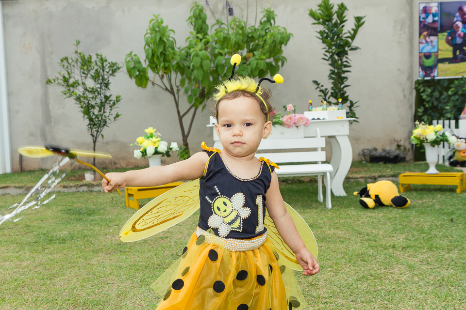 Deborah com sua varinha de abelha pelo fotógrafo Douglas Maia