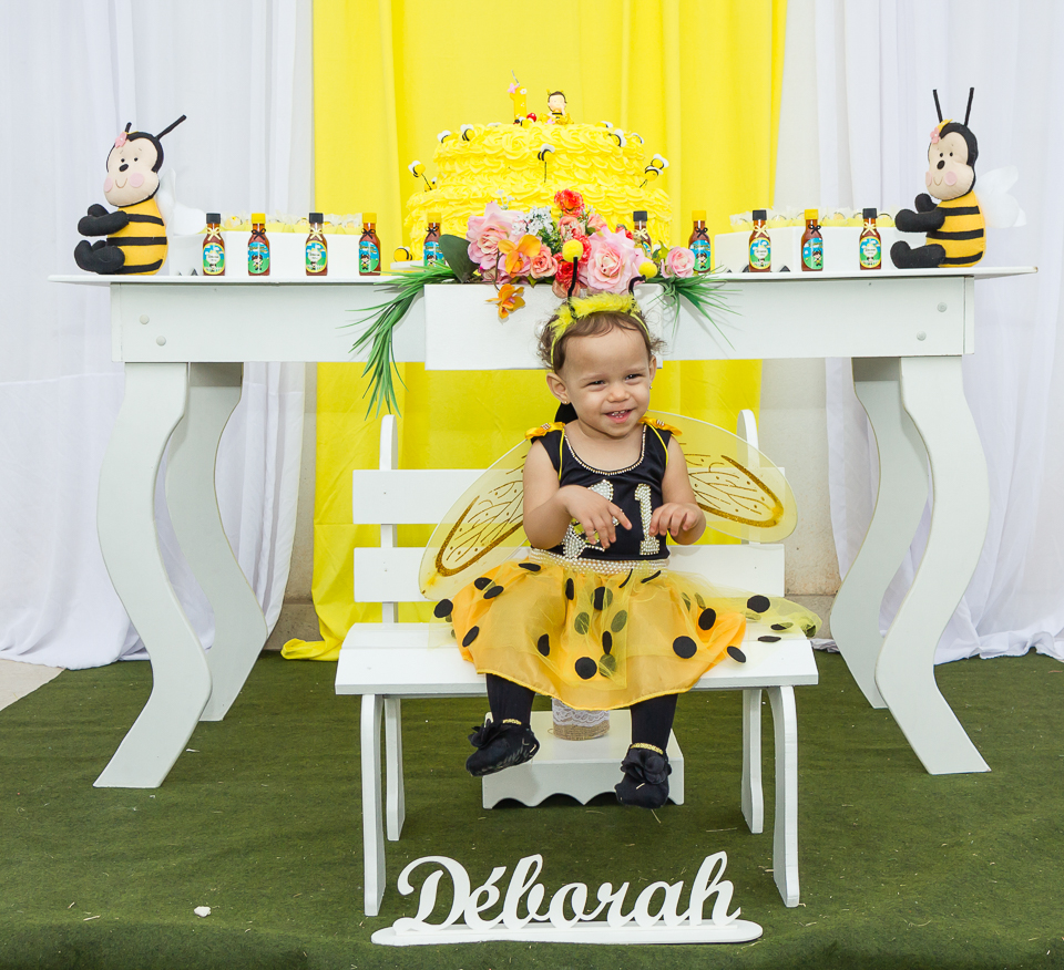 Sentada e sorrindo pelo fotógrafo Douglas Maia