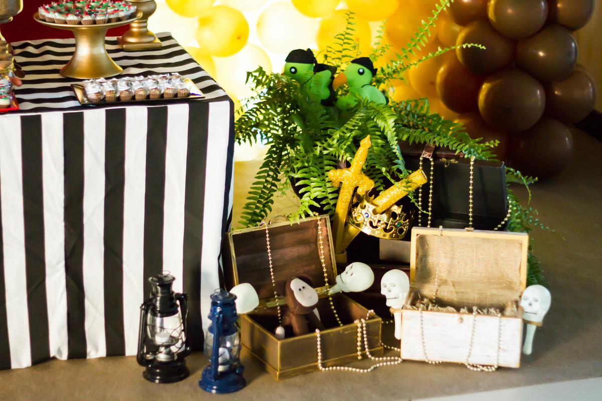 Baú com tesouro na decoração Tema Marinheiro e Pirata pelo fotógrafo Douglas Maia