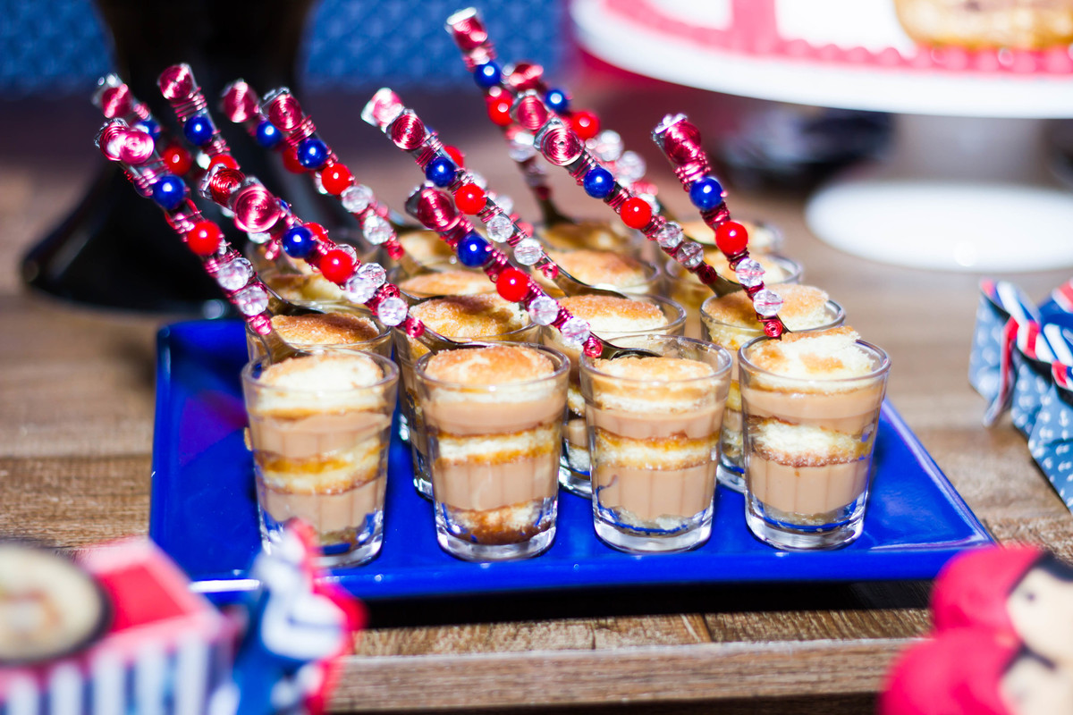 Doce no copinho com colher personalizada Tema Marinheiro e Pirata pelo fotógrafo Douglas Maia