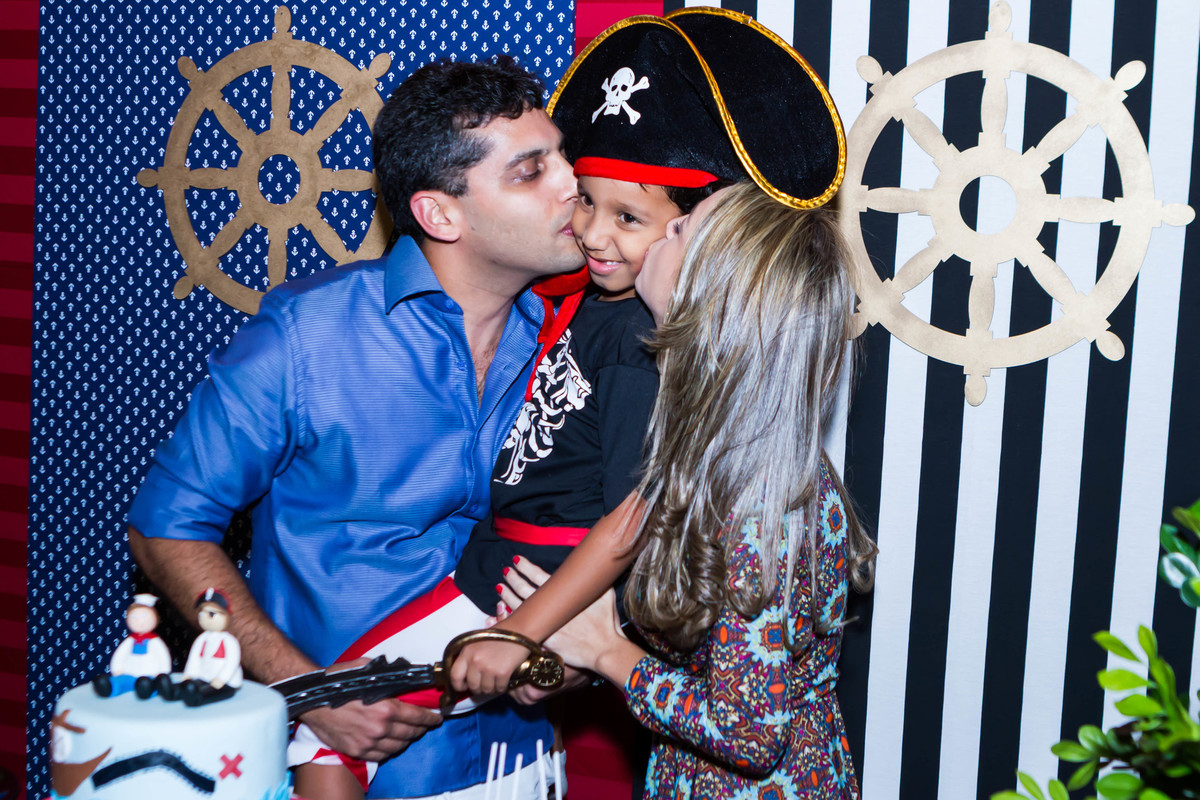 Davi ganhando beijo dos pais pelo fotógrafo Douglas Maia