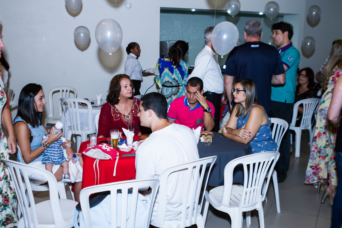 Convidados conversando pelo fotógrafo Douglas Maia