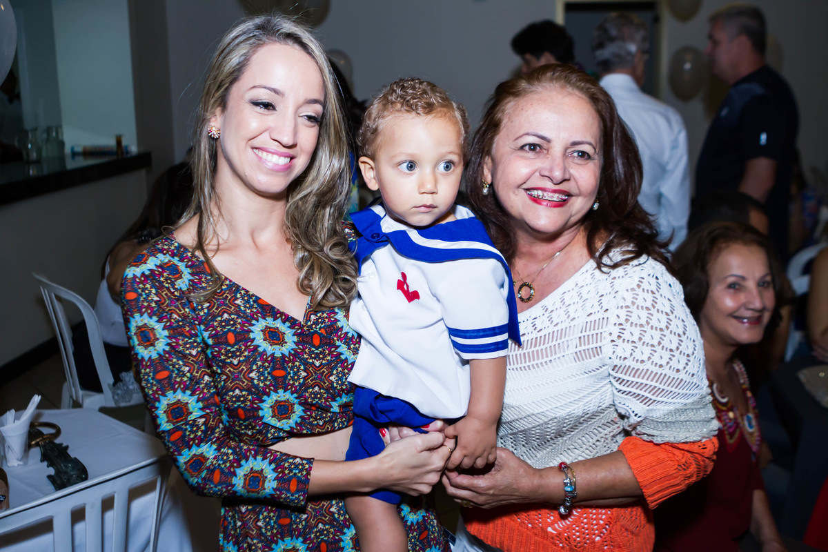 Rafael, sua mãe e convidada posam para a foto pelo fotógrafo Douglas Maia